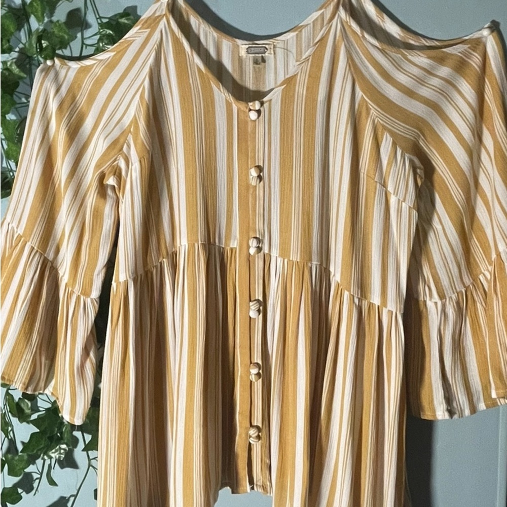 🦋0032 Woman’s shirt Size LRG🦋